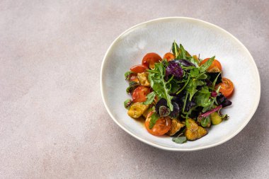 Şef tarafından hazırlanmış vejetaryen salatası.