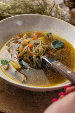 Şefin hazırladığı lezzetli ve güzel çorba.