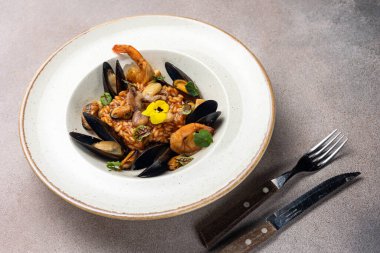 Şefin hazırladığı lezzetli ve güzel bir deniz ürünleri yemeği.