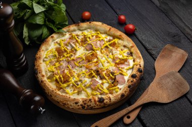 Prosciutto, otlar ve peynirli lezzetli pizza. Yemek teslimatı