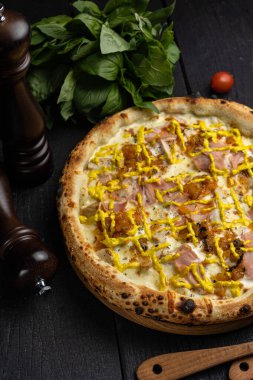 Prosciutto, otlar ve peynirli lezzetli pizza. Yemek teslimatı