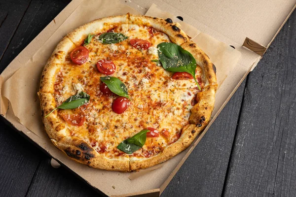 Смачна Піца Прошутто Травами Сиром Доставка Їжі — стокове фото