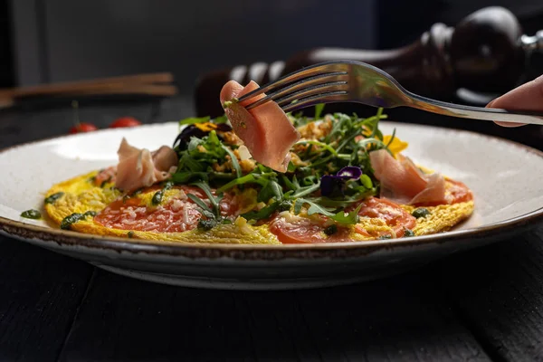 Tahta bir masada bir tabak omlet.