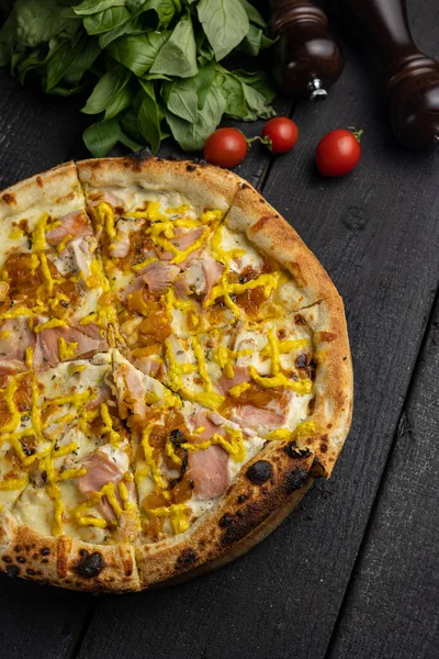 Prosciutto, otlar ve peynirli lezzetli pizza. Yemek teslimatı