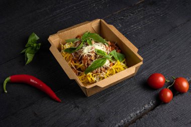 Peynirli makarna Kutuda teslim edilecek