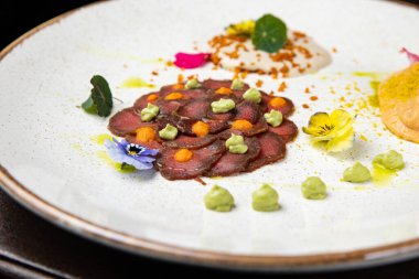 Lokantadaki bir tabakta nefis bir carpaccio