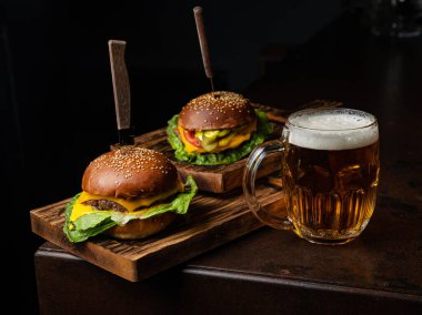 Bir hamburger ve bir kupa bira.