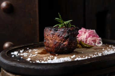 Siyah arka planda biftek. Üst görünüm. 