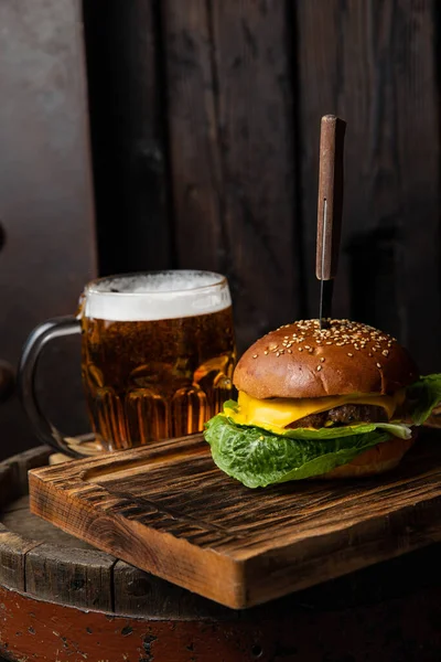 Una Hamburguesa Una Taza Cerveza — Foto de Stock
