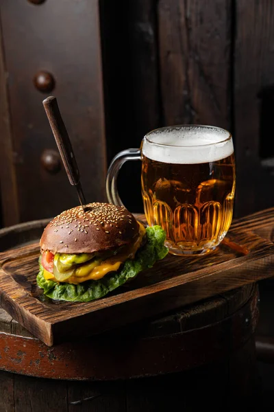 Una Hamburguesa Una Taza Cerveza —  Fotos de Stock