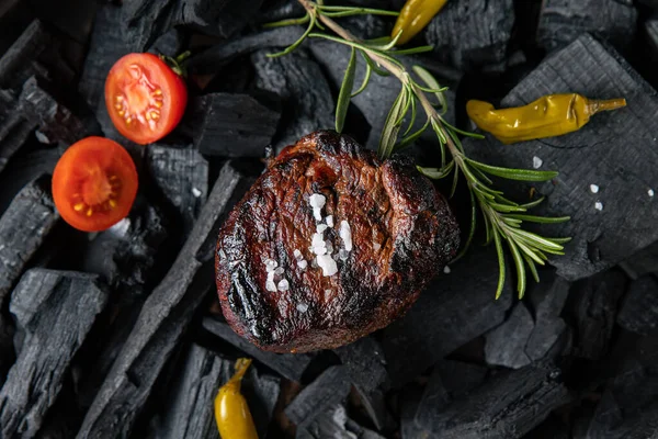 Steak Auf Schwarzem Hintergrund Ansicht Von Oben — Stockfoto