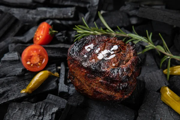 Steak Auf Schwarzem Hintergrund Ansicht Von Oben — Stockfoto