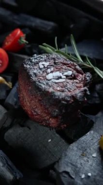 Siyah arka planda biftek. Üst görünüm.