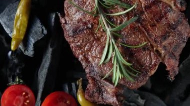 Siyah arka planda biftek. Üst görünüm.