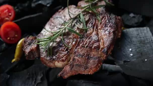 Steak Černém Pozadí Horní Pohled — Stock video