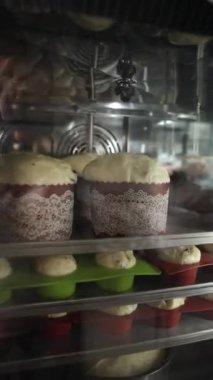 Şef mutfakta Paskalya pastası hazırlıyor. özel ekipman kullanıyor