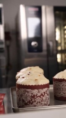 Şef mutfakta Paskalya pastası hazırlıyor. özel ekipman kullanıyor