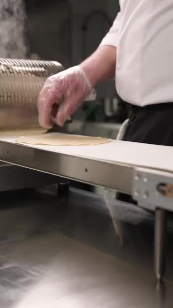 Σεφ Μαγειρεύει Τηγανίτες Στην Κουζίνα Χρησιμοποιεί Ειδικό Εξοπλισμό — Αρχείο Βίντεο