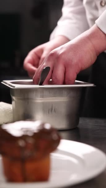 Chef Prepara Pastel Pascua Cocina Utiliza Equipos Especiales — Vídeo de stock