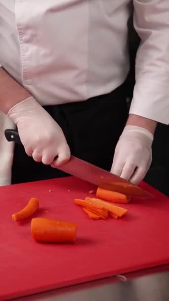 厨师在红板上切胡萝卜 — 图库视频影像