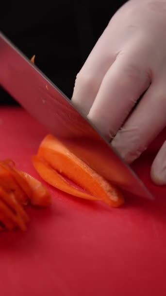 Σεφ Κόβει Ένα Καρότο Μια Κόκκινη Σανίδα — Αρχείο Βίντεο