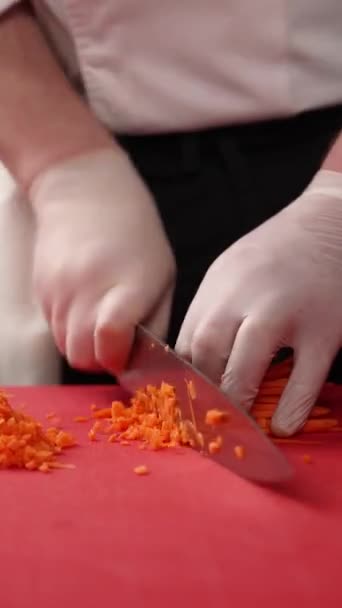 厨师在红板上切胡萝卜 — 图库视频影像
