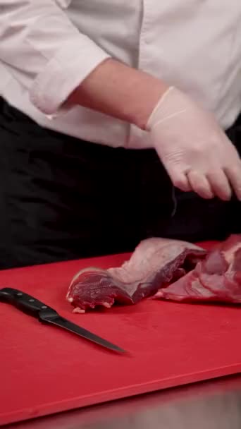 Σεφ Κόβει Κρέας Κόκκινο Ξύλο Κοπής — Αρχείο Βίντεο