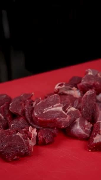 Koki Memotong Daging Papan Potong Merah — Stok Video