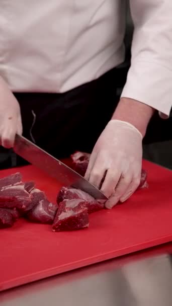Σεφ Κόβει Κρέας Κόκκινο Ξύλο Κοπής — Αρχείο Βίντεο