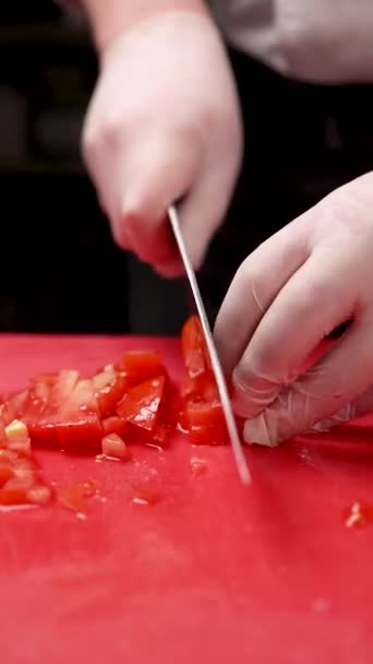 Szef Kuchni Kroi Pomidory Czerwonej Desce Krojenia — Wideo stockowe