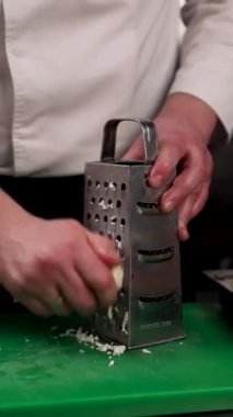 Şef mutfakta lazanya hazırlıyor.