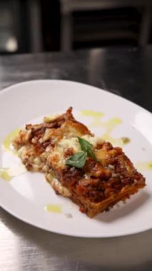 Şef mutfakta lazanya hazırlıyor.