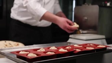 Şef mutfakta Paskalya pastası hazırlıyor.