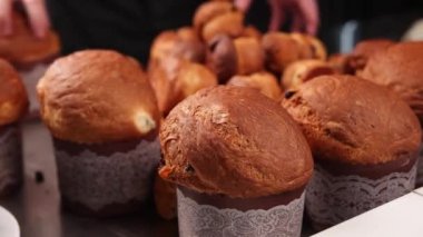 Şef mutfakta Paskalya pastası hazırlıyor.