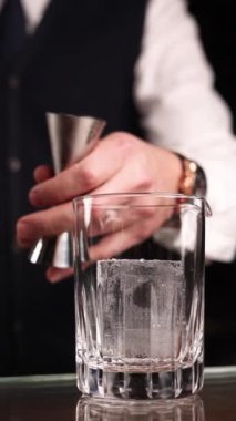 Barmen barda popüler bir kokteyl hazırlıyor.