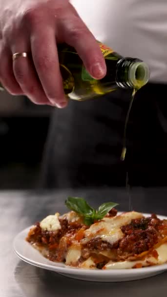 Kuchař Připravuje Lasagne Kuchyni — Stock video