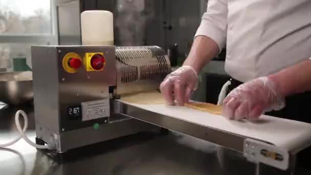 Σεφ Ετοιμάζει Τηγανίτες Στην Κουζίνα — Αρχείο Βίντεο