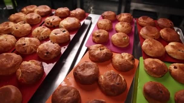 Chef Prepara Pasteles Pascua Cocina — Vídeo de stock