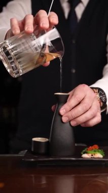 Barmen barda popüler bir kokteyl hazırlıyor.