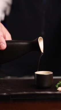 Barmen barda popüler bir kokteyl hazırlıyor.