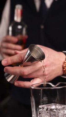 Barmen barda popüler bir kokteyl hazırlıyor.