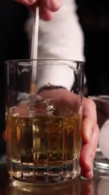 Barmen barda popüler bir kokteyl hazırlıyor.