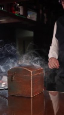 Barmen barda popüler bir kokteyl hazırlıyor.