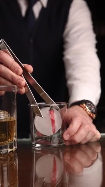 Barman Przygotowuje Popularny Koktajl Barze — Wideo stockowe