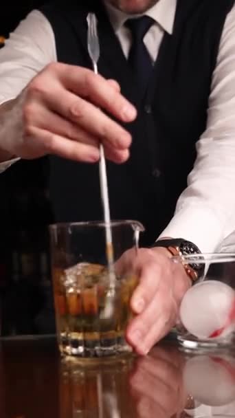 Barkeeper Bereitet Der Bar Einen Beliebten Cocktail — Stockvideo