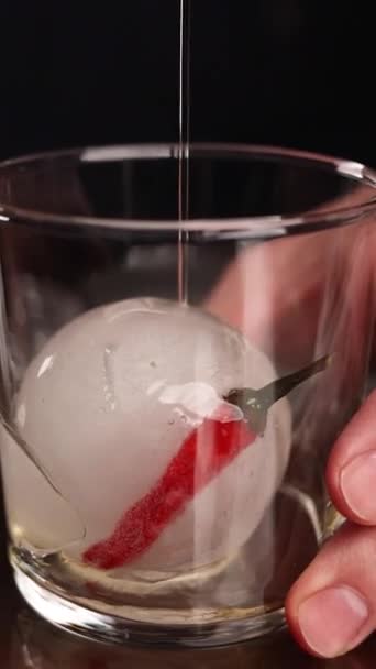 Bartendern Förbereder Populär Cocktail Baren — Stockvideo