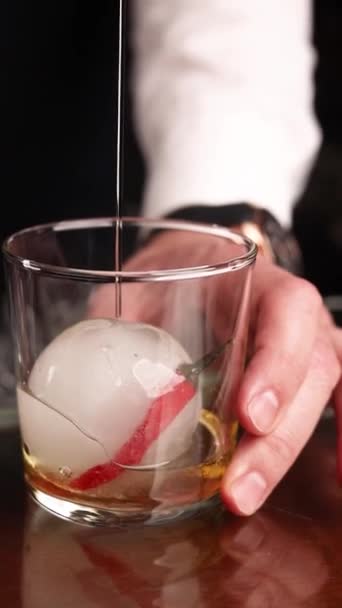Barkeeper Bereitet Der Bar Einen Beliebten Cocktail — Stockvideo