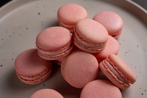 Pink Macaroons Plate Dark Table — Stock Photo, Image