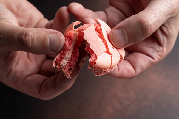 Mãos Segurando Macaron Vermelho — Fotografia de Stock
