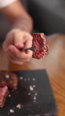 Şef restoranda lezzetli yemekler hazırlar.